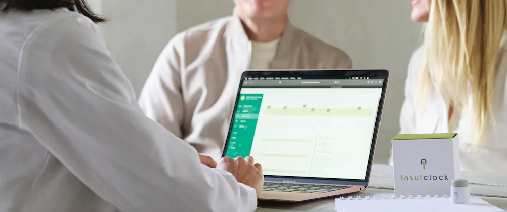 Profesional sanitario usando Insulclock